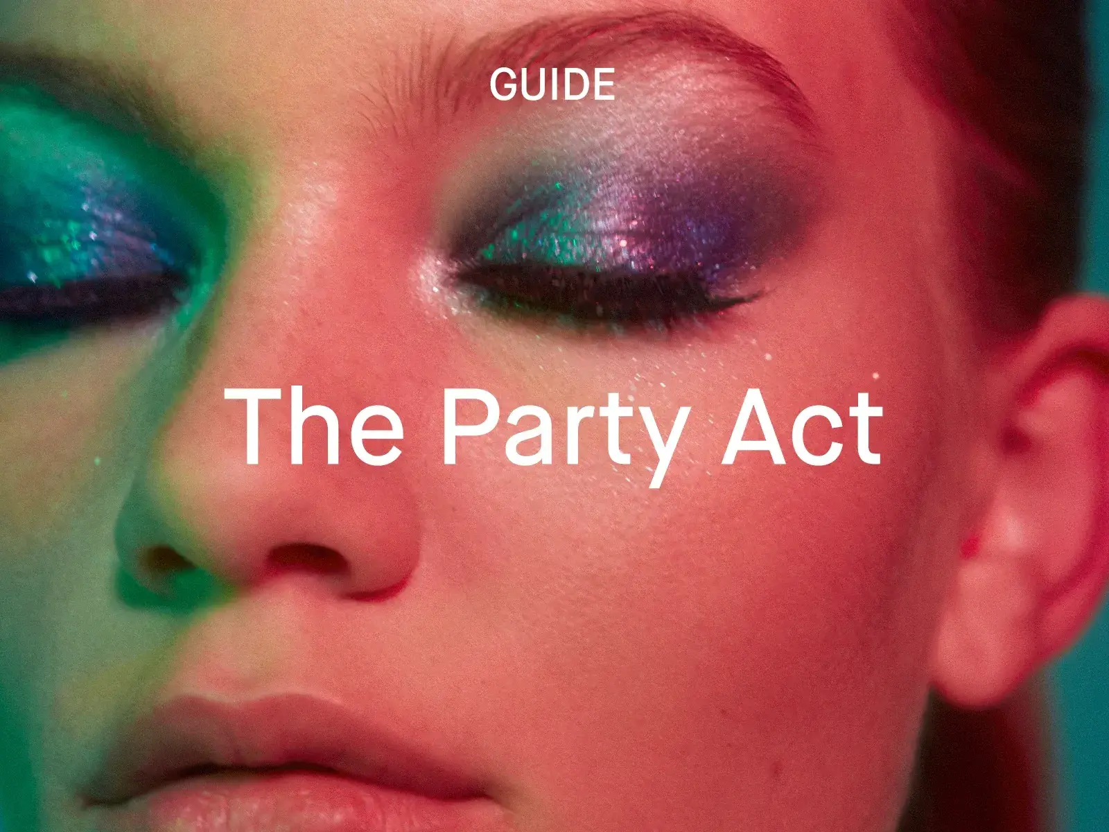 En person med rött hår, lila ögonskugga och grön bakgrund, med texten "The Party Act".