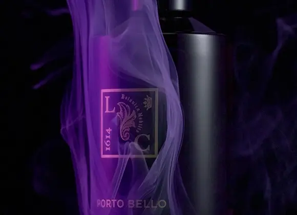 Svart flaska med lila rök och texten 'Porto Bello