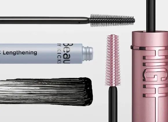 Kuva, joka näyttää erilaisia ripsivärituotteita. Kuvassa näkyy musta ripsiväriharja, tuubi, jossa lukee "Beauty Kicks Lengthening", vaaleanpunainen ripsiväriharja, vaaleanpunainen tuubi, jossa lukee "HIGH" ja musta ripsiväriviiva. Tuotteet on aseteltu valkoiselle taustalle.