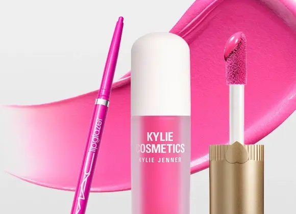 Kylie Cosmetics Supplе Kiss Lip Glaze läppglans tillsammans med rosa lipliner märkt "lipglazer", med applikator och utsmetad rosa gloss i bakgrunden. Förpackningen visar texten "KYLIE COSMETICS KYLIE JENNER SUPPLE KISS LIP GLAZE".