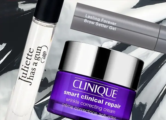 Bild som visar tre skönhetsprodukter: en vit flaska med Juliette Has a Gun parfym, en grå tub med Lasting Forever Brow Setter Gel, och en lila burk med Clinique Smart Clinical Repair Wrinkle Correcting Cream. Bakgrunden är vit med svarta detaljer.