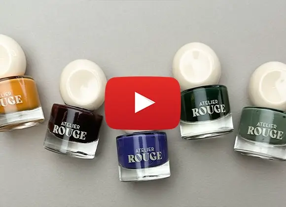 Fem nyanser av nagellack från Atelier Rouge mot en grå bakgrund