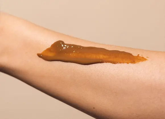 Brun-utan-sol applicerad på en arm.