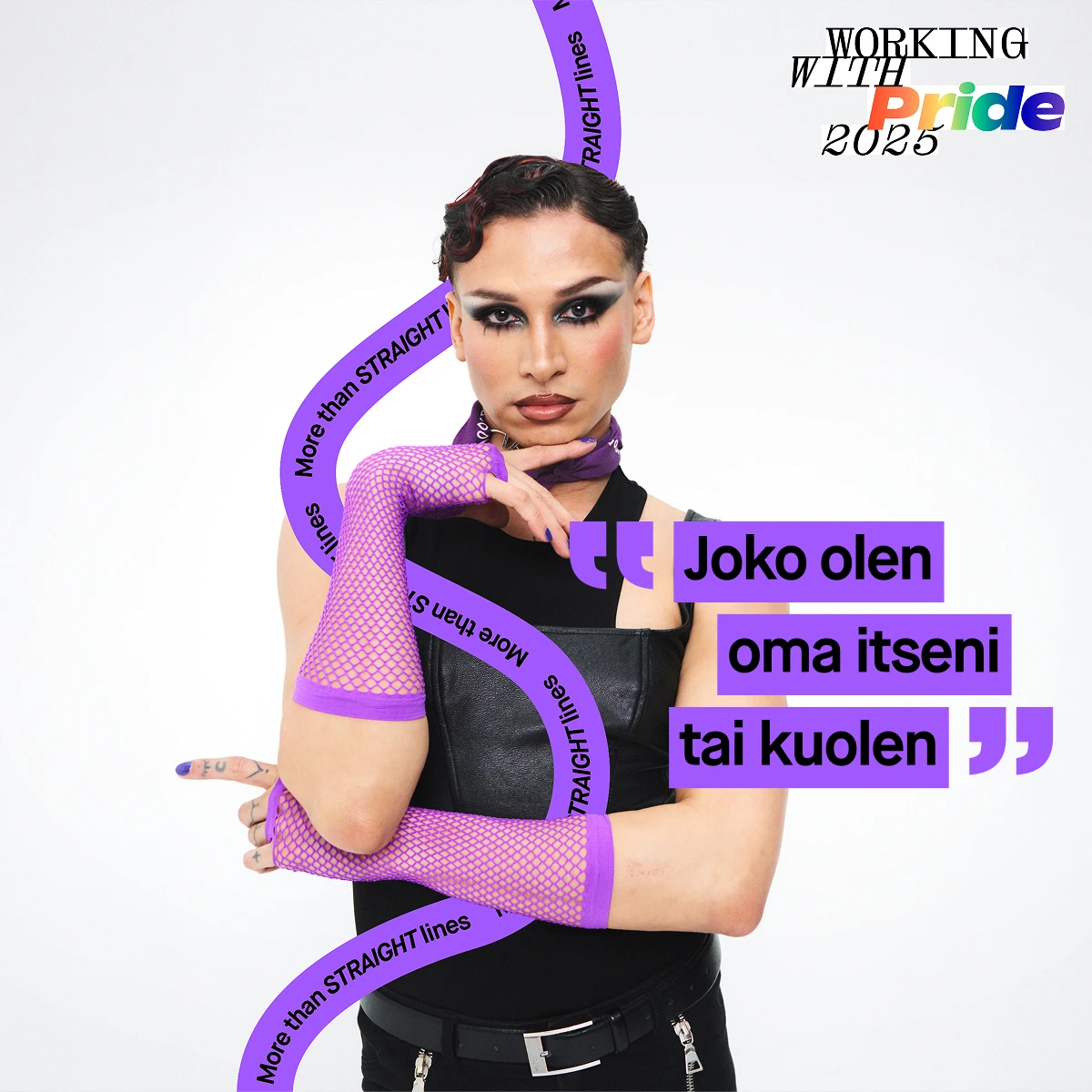 Henkilö, jolla on violetit verkkokäsineet ja musta toppi, poseeraa kädet ristissä. Tekstit "Joko olen oma itseni tai kuolen" ja "More than STRAIGHT lines" näkyvät kuvassa yhdessä Working with Pride 2025 -logon kanssa.