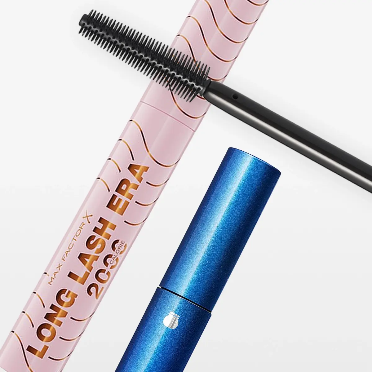 Lähikuva vaaleanpunaisesta Max Factor X Long Lash Era 2000 Calorie -ripsiväristä ja sinisestä Sensai-ripsiväristä valkoisella taustalla, tuotteiden päällä musta ripsiväriharja.