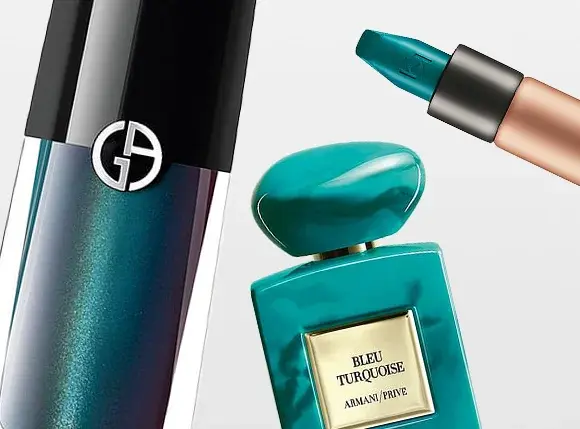 Lähikuva kolmesta ylellisestä Armani-tuotteesta teal- ja turkoosisävyissä vaaleaa taustaa vasten. Vasemmalla näkyy tumma metallinhohtoinen pullo GA-logolla, keskellä turkoosi parfyyminpullo pyöreällä korkilla ja etiketillä “Bleu Turquoise – Armani/Privé”, ja oikealla teal-sävyinen rajauskynä viistolla kärjellä.