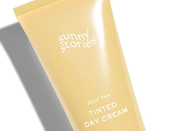 Keltainen tuubi, jossa Sunny Stories itseruskettava sävytetty päivävoide