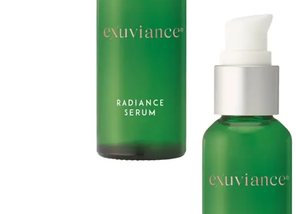Kaksi vihreää pulloa, jotka sisältävät Exuviance Radiance -seerumia.