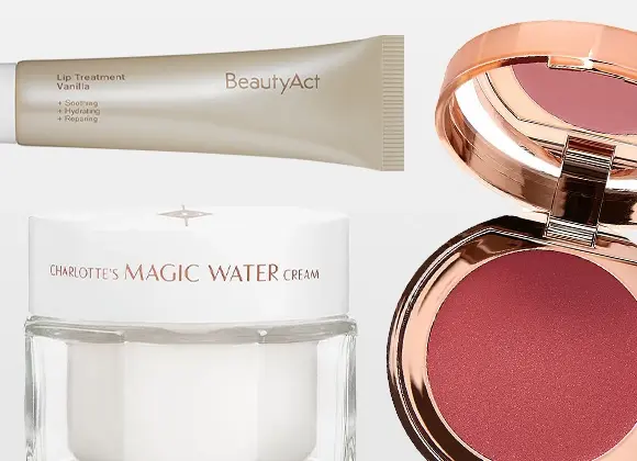 Tuotekuva, jossa useita meikki- ja ihonhoitotuotteita. Kuvassa on BeautyAct Lip Treatment Vanilla -tuubi, Charlotte’s Magic Water Cream -purkki sekä avoin pyöreä poskipunapakkaus vaaleanpunaisessa sävyssä.