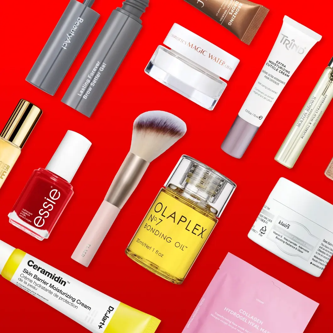 Flera skönhetsprodukter på röd bakgrund: bryngel, krämer, nagellack, hårolja, sminkborste och ansiktsmasker.