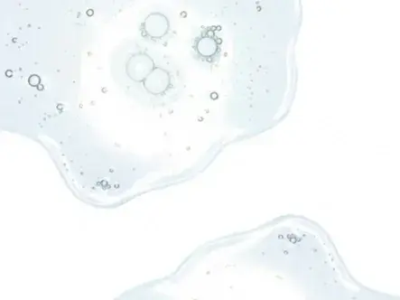 Lähikuva läpinäkyvästä geeli- tai seerumikoostumuksesta, jossa on pieniä kuplia