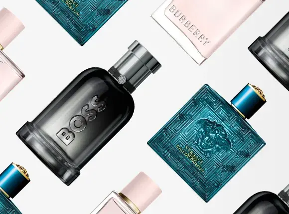 Useita ylellisiä hajuvesipulloja brändeiltä kuten Hugo Boss, Versace ja Burberry on aseteltu vaalealle taustalle. Kuvassa on tuoksuja sekä miehille että naisille tyylikkäissä mustissa, turkooseissa ja vaaleanpunaisissa pulloissa. Kuva viestii luksusta, tyyliä ja yksilöllistä tuoksua.