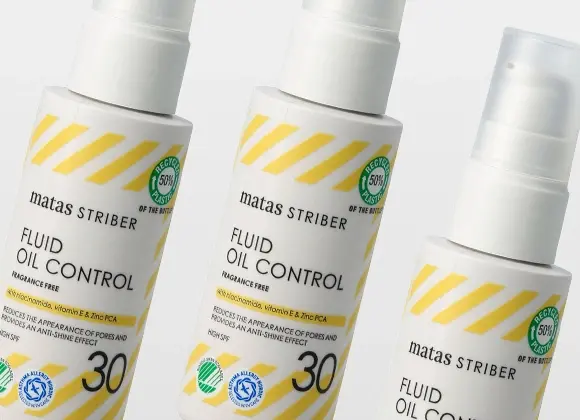 Tre vita pumpflaskor av Matas Striber Fluid Oil Control placerade lutande mot varandra med gula diagonala ränder och texten “FRAGRANCE FREE”, “with niacinamide, vitamin E & Zinc PCA” samt “REDUCES THE APPEARANCE OF PORES AND PROVIDES AN ANTI-SHINE EFFECT”. Etiketten visar även “HIGH SPF 30” och symboler för “RECYCLED 50% PLASTIC”, “NORDIC SWAN ECOLABEL” och “ASTHMA ALLERGY NORDIC”.