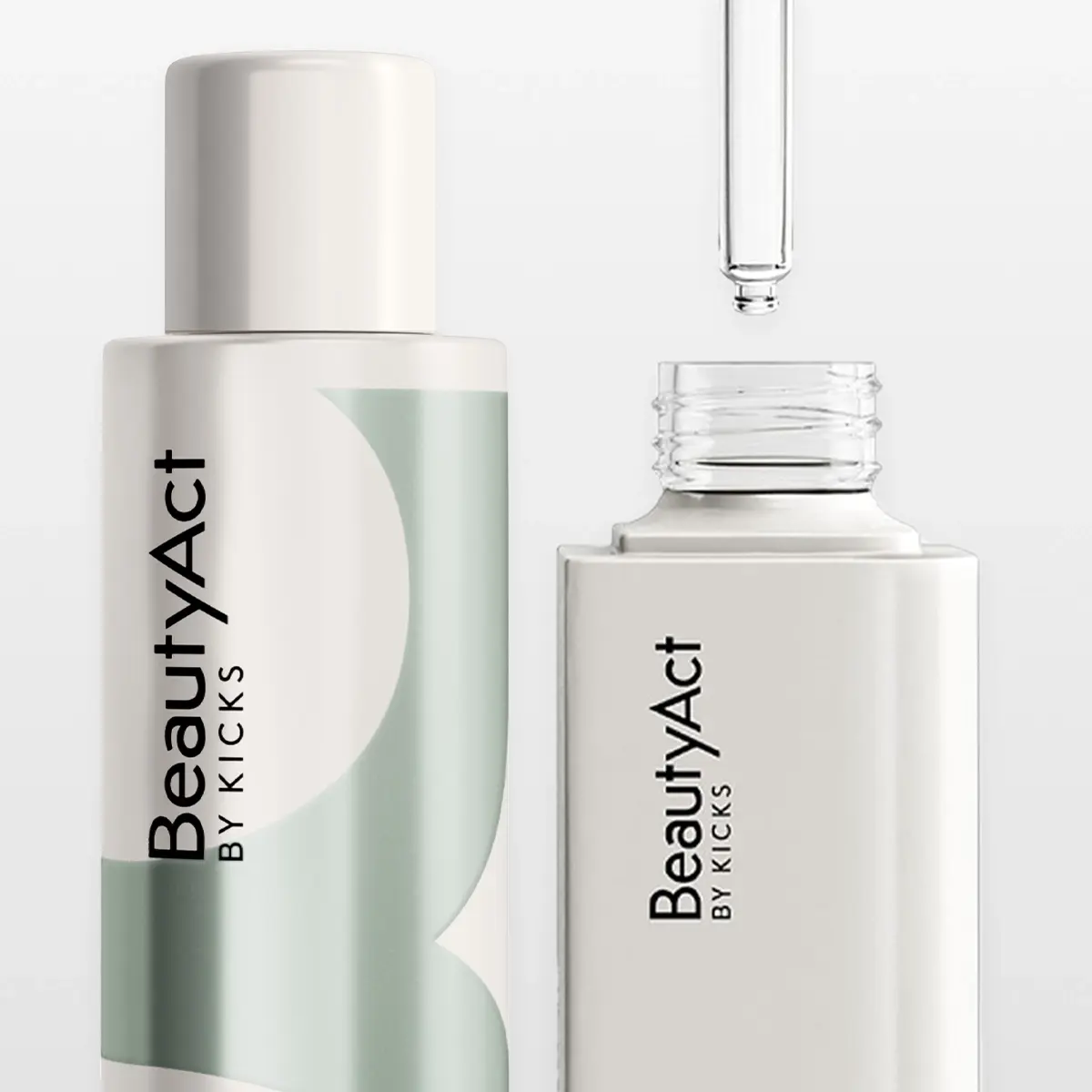 Kaksi BeautyAct By KICKS -ihonhoitotuotetta lähikuvassa vaaleanharmaata taustaa vasten sekä läpinäkyvä pipetti avoimen seerumipullon yläpuolella. Teksti “BeautyAct By KICKS” näkyy selkeästi molemmissa tuotteissa modernissa ja pelkistetyssä ihonhoitopakkauksessa.