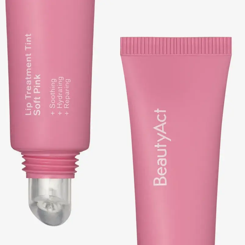 Två rosa BeautyAct läppbehandlingstuber ”Soft Pink”.