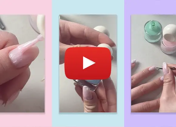  En person applicerar nagellack i olika färger på sina naglar. Ett Youtube play-tecken är placerat i mitten av bilden.