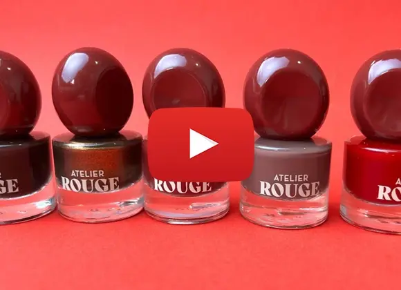 fem produkter av atelier rouge placerade bredvid varandra mot en röd bakgrund.