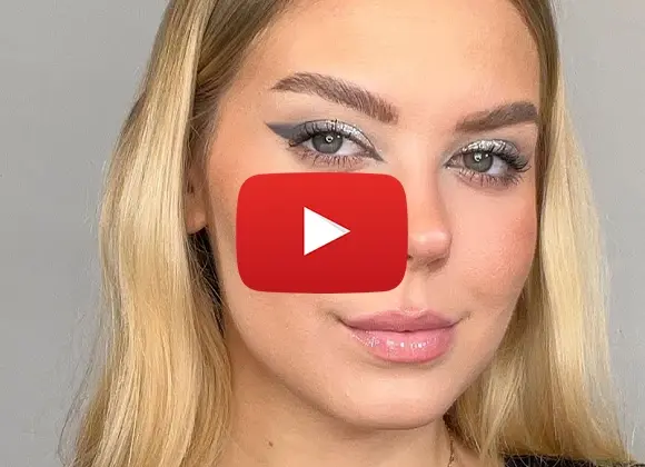 Kvinna med skimrande silvermakeup och eyeliner.