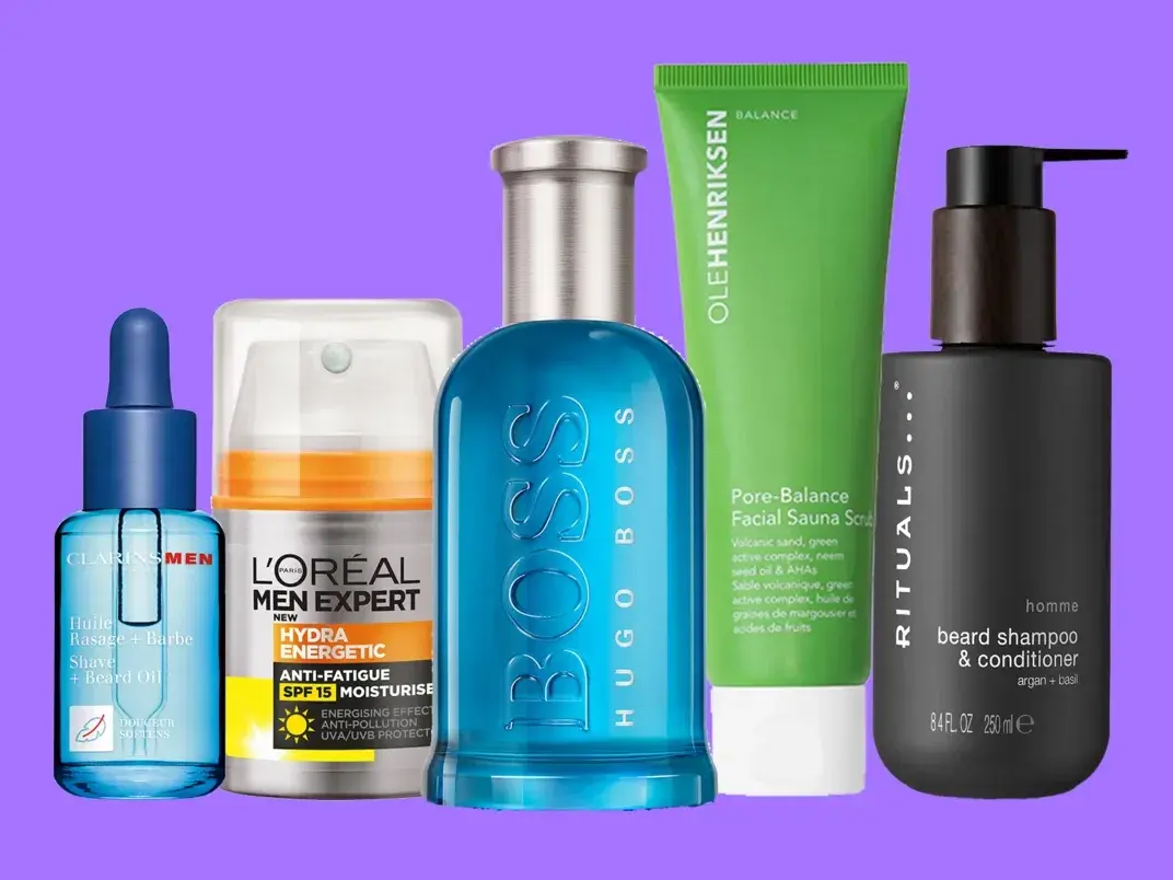 Grooming- och hudvårdsprodukter för män på en lila bakgrund.