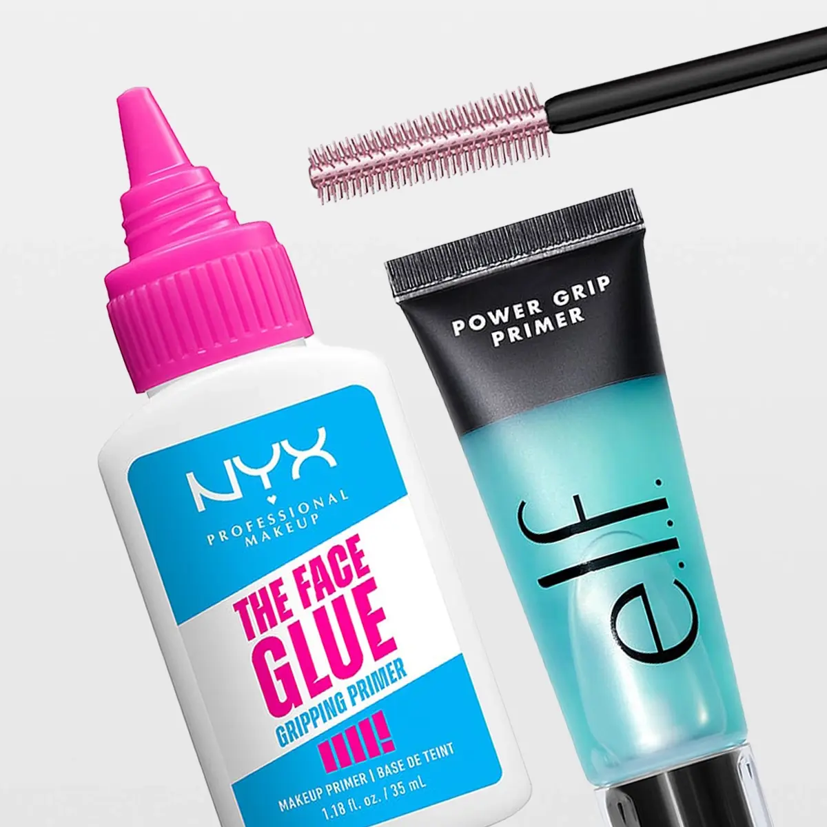 Lähikuva kolmesta meikkituotteesta vaaleanharmaata taustaa vasten: NYX Professional Makeup The Face Glue Gripping Primer, e.l.f. Power Grip Primer ja Maybelline New York Lash Sensational Sky High -ripsiväri, jonka harja on näkyvissä. Pakkauksissa näkyvät selkeästi tekstit ”NYX Professional Makeup”, ”The Face Glue Gripping Primer”, ”Power Grip Primer”, ”e.l.f.”, ”Maybelline New York”, ”Lash Sensational” ja ”Sky High”.