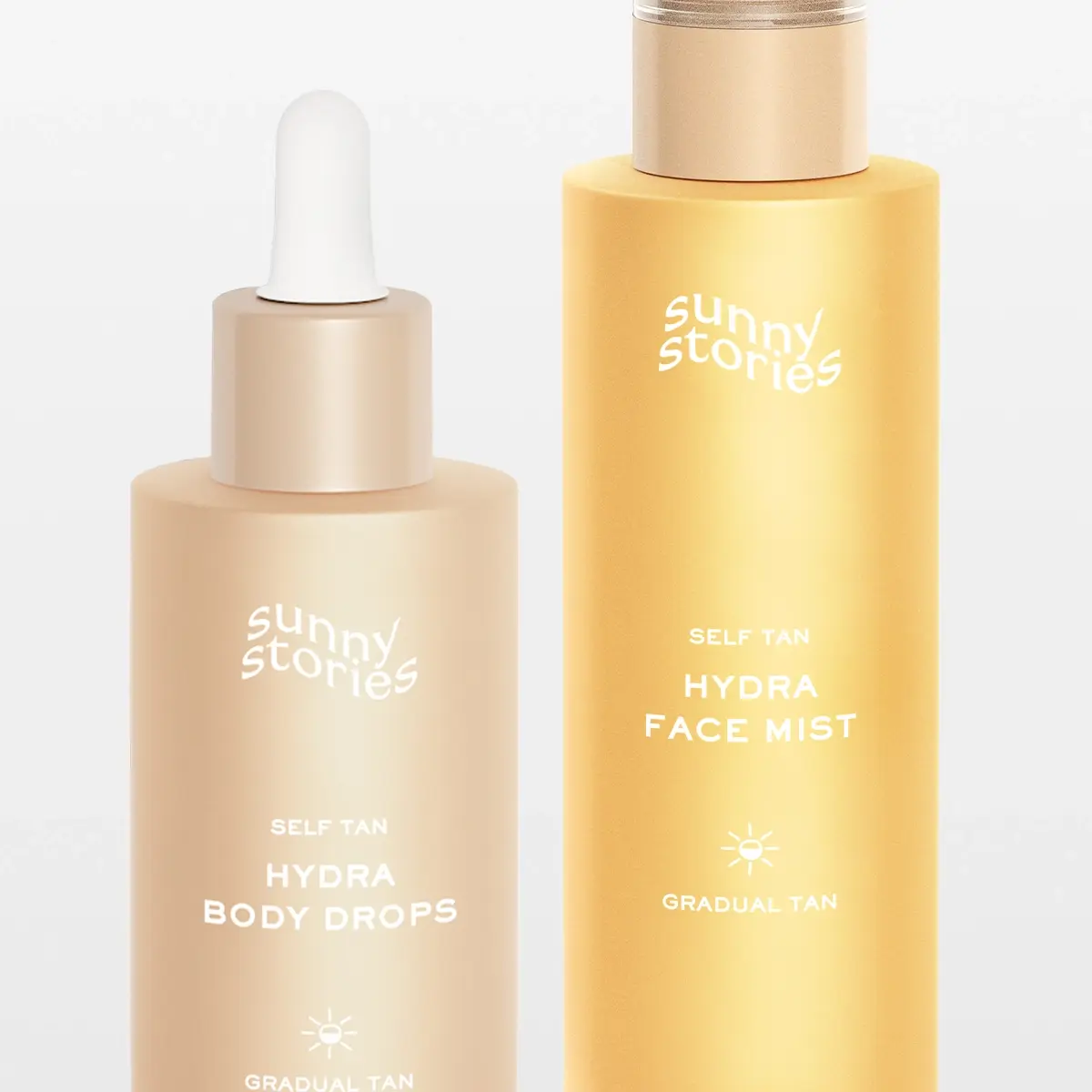 Kaksi Sunny Stories -itseruskettavaa tuotetta vaaleaa taustaa vasten: Hydra Body Drops -pipettiseerumi ja Hydra Face Mist. Näkyvä teksti: "Sunny Stories", "SELF TAN", "HYDRA BODY DROPS", "HYDRA FACE MIST" sekä "GRADUAL TAN".
