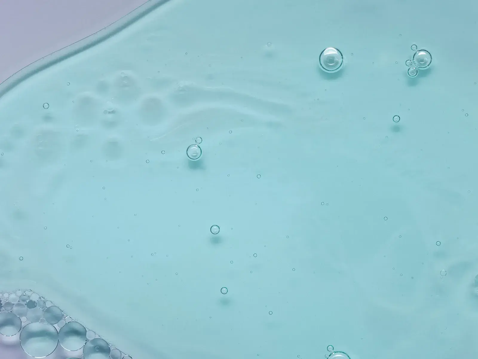 En närbild av en ljusblå gel med små bubblor.