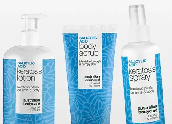 Kolme salisyylihappoa sisältävää ihonhoitotuotetta Australian Bodycare -brändiltä: Keratosis Lotion pumppupullossa, Body Scrub tuubissa ja Keratosis Spray, joissa tekstit “salicylic acid”, “keratosis lotion”, “body scrub” ja “keratosis spray” sekä “keratosis pilaris on arms & body” ja “blemished, rough & bumpy skin”.