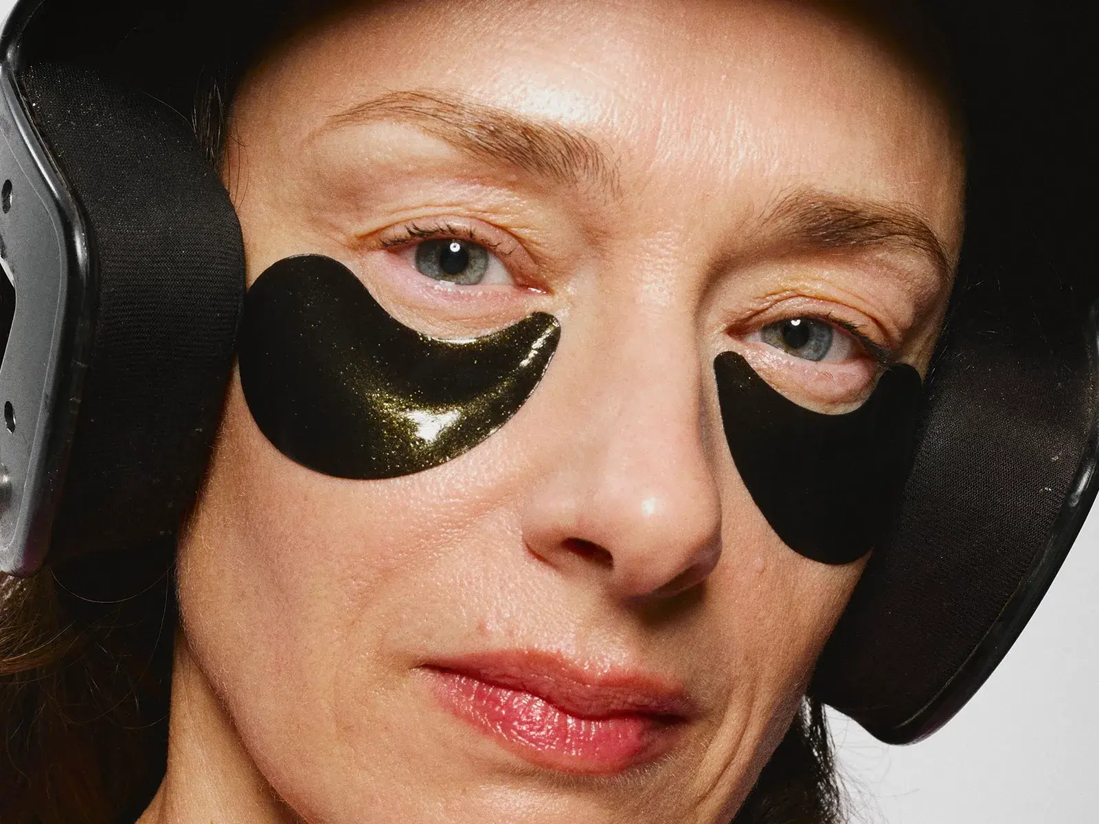 Närbild av en person med svarta ögonmasker och hörselskydd.