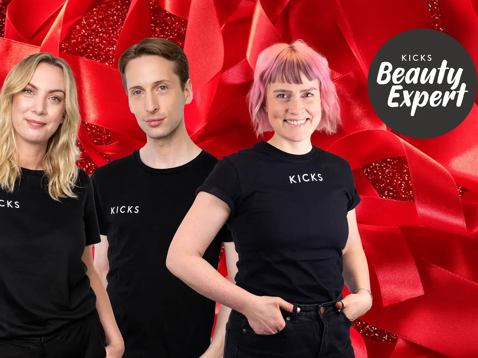 Kolme henkilöä mustissa KICKS-paidoissa seisoo punaisen taustan edessä, jossa lukee "KICKS Beauty Expert".