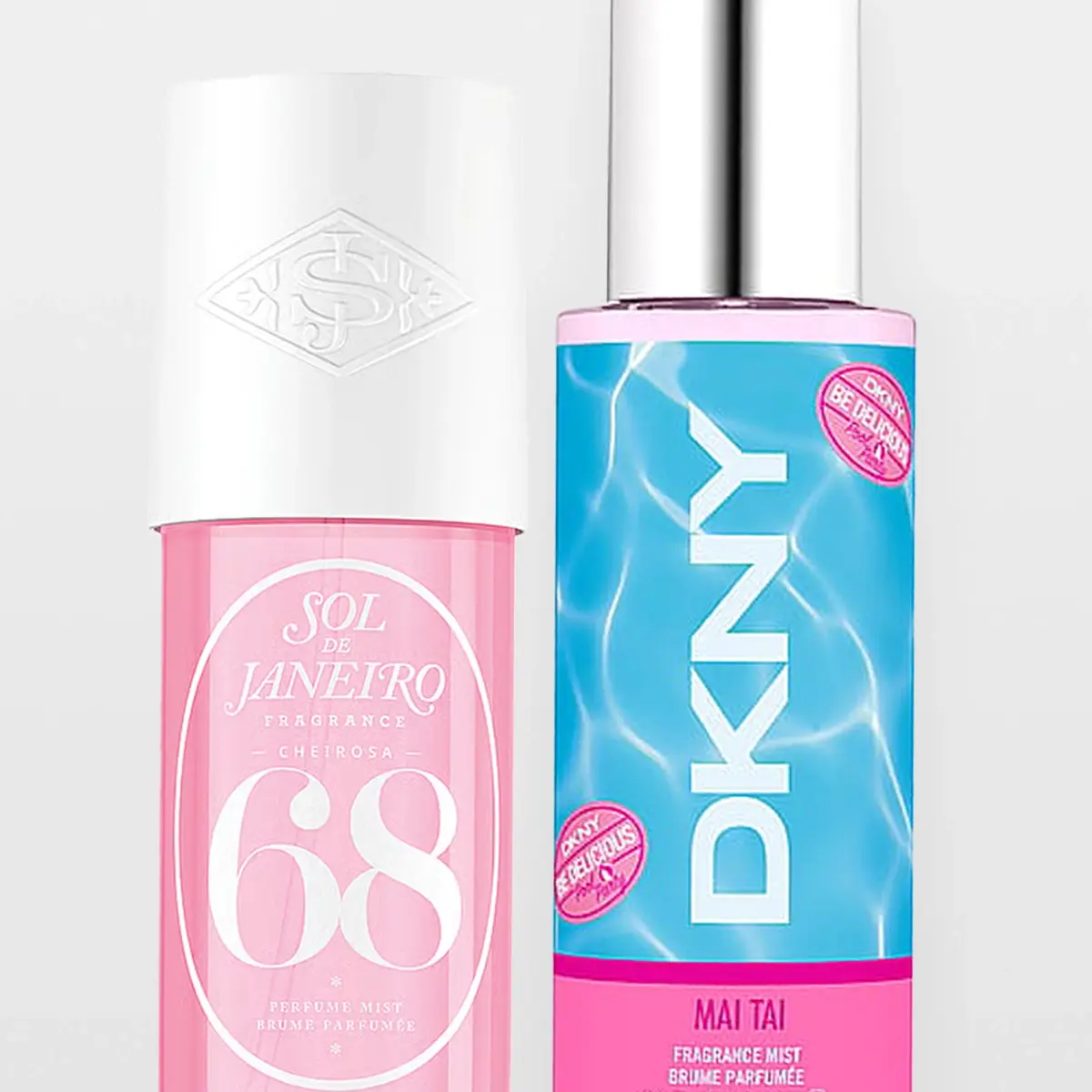 Sol de Janeiro Cheirosa 68 Perfume Mist og DKNY Mai Tai Fragrance Mist vises mot lys grå bakgrunn. På emballasjen står tekstene «Cheirosa 68», «Perfume Mist», «DKNY», «Mai Tai Fragrance Mist» samt merkingen «DKNY Be Delicious».