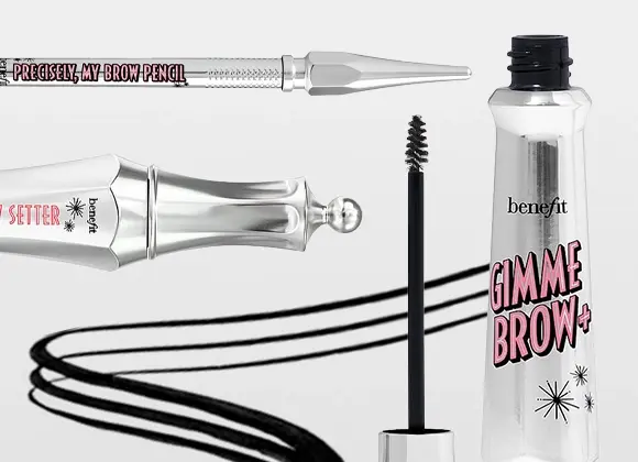 Lähikuva Benefit-kulmakarvatuotteista, mukana Gimme Brow+ kulmageeli läpinäkyvässä pakkauksessa pinkillä tekstillä, Precisely, My Brow Pencil ja Brow Setter. Musta kulmaharja ja piirretyt kulmakarvaviivat näkyvät vaaleaa taustaa vasten.