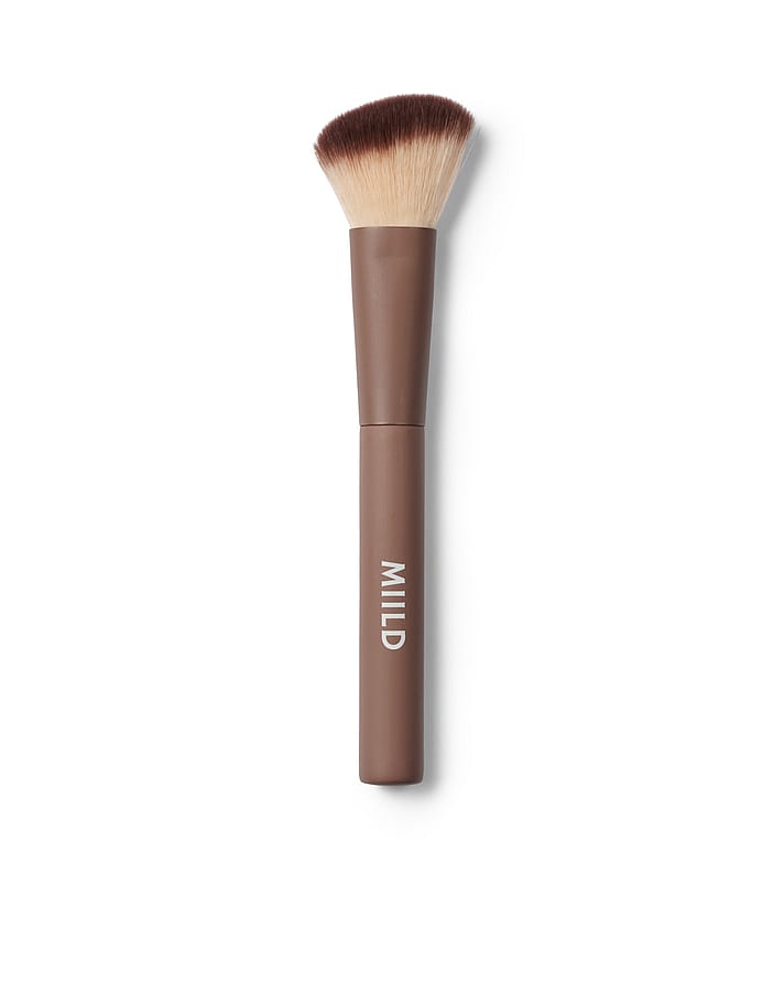 MIILD Sculpting Angled Cheek Brush 02