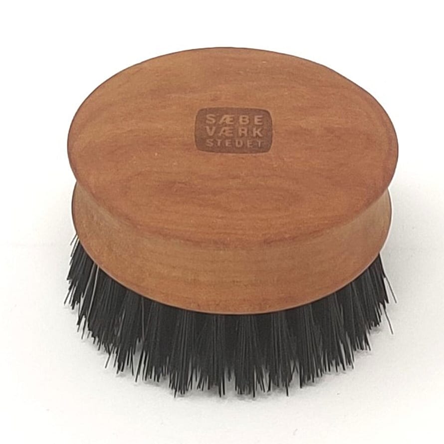 SÆBEVÆRKSTEDET Rund skægbørste med vildsvinebørster