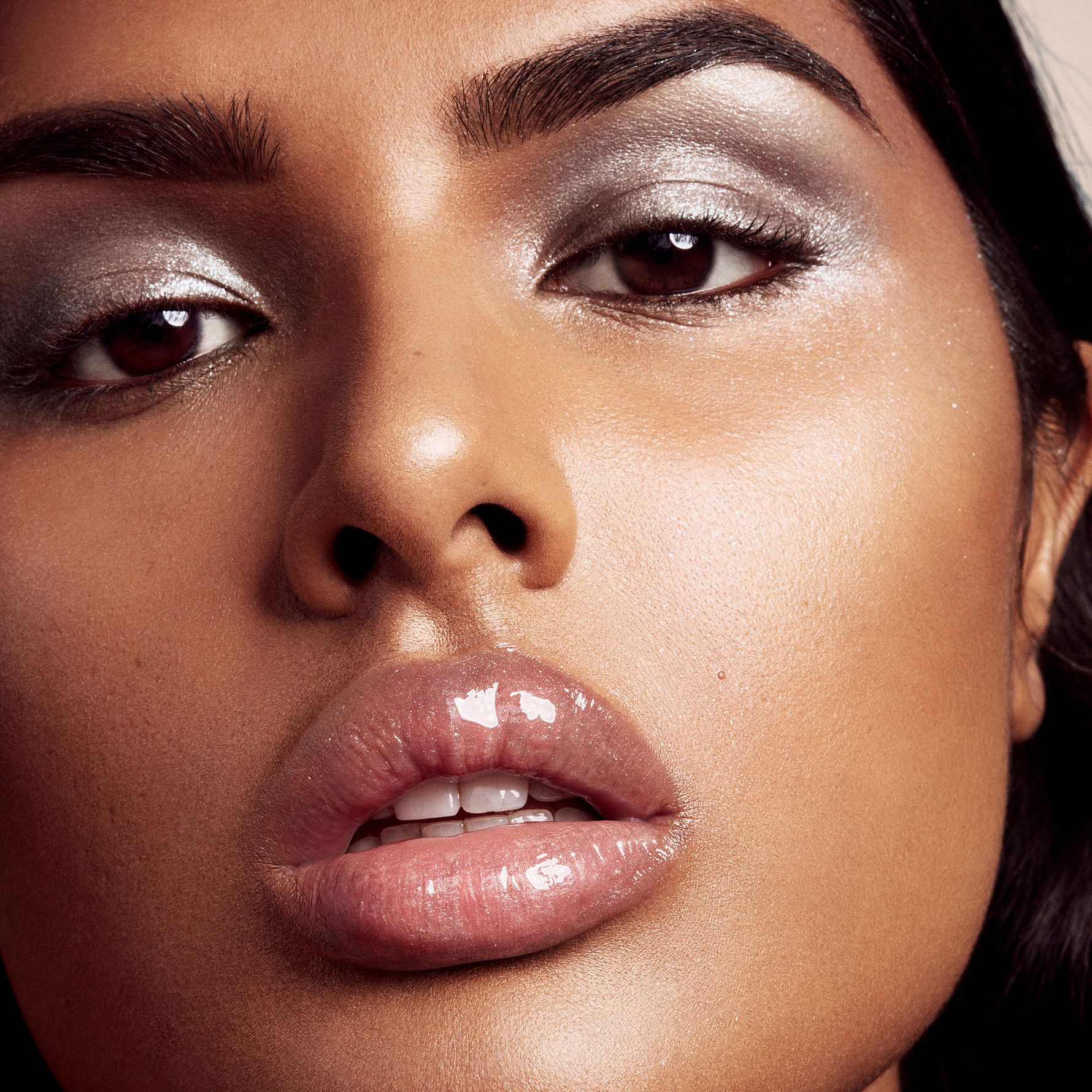 Køb Gloss Bomb Universal Lip Luminizer Fu$$y fra Fenty Beauty - Matas