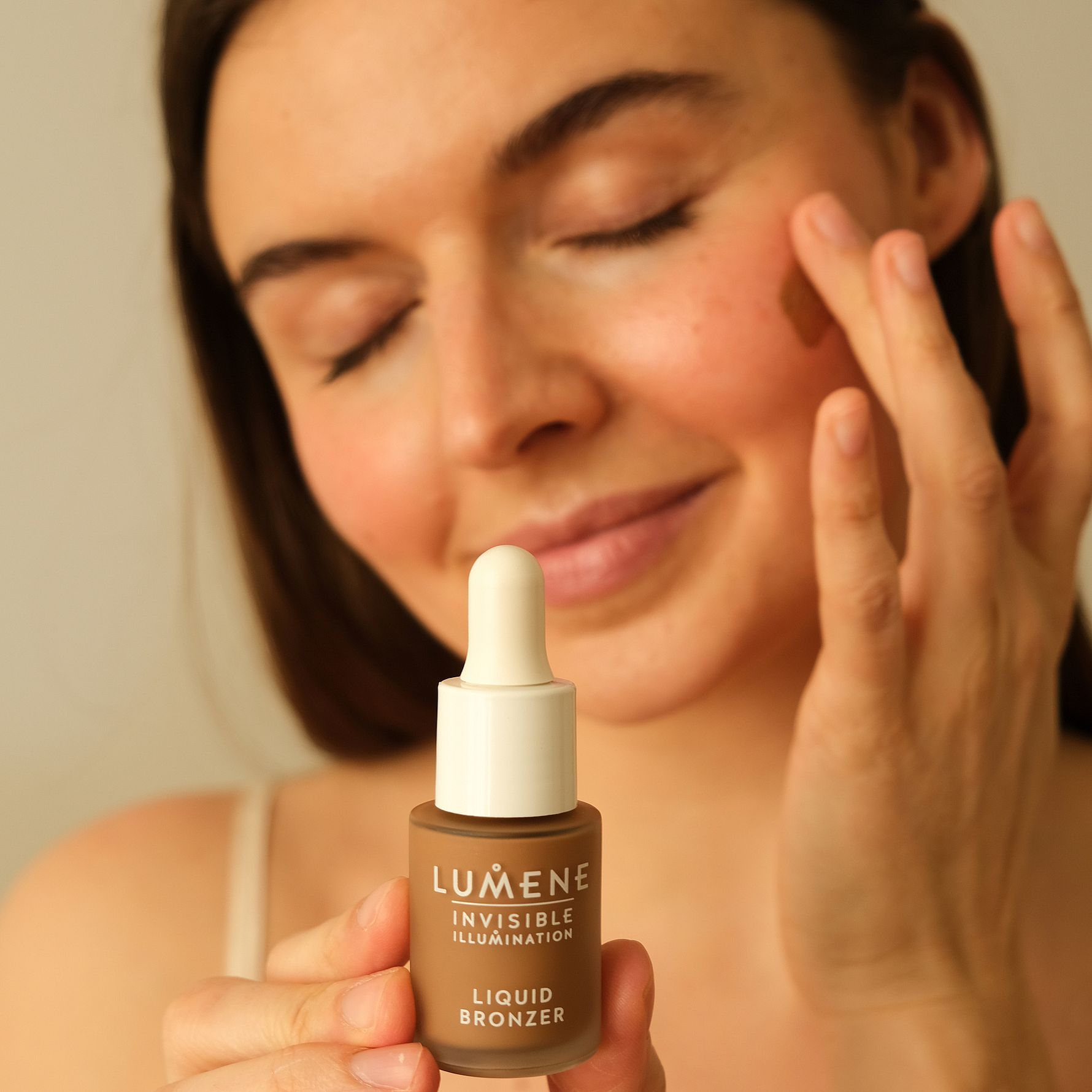 Invisible Illumination Liquid Bronzer