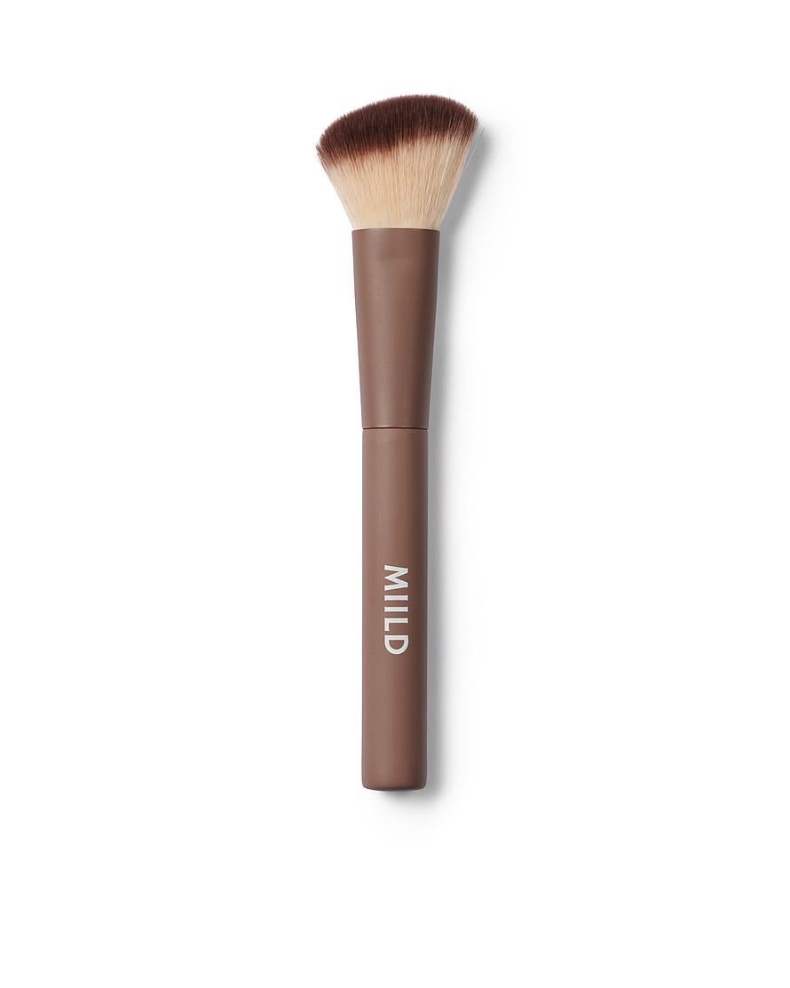 Sculpting Angled Cheek Brush 02