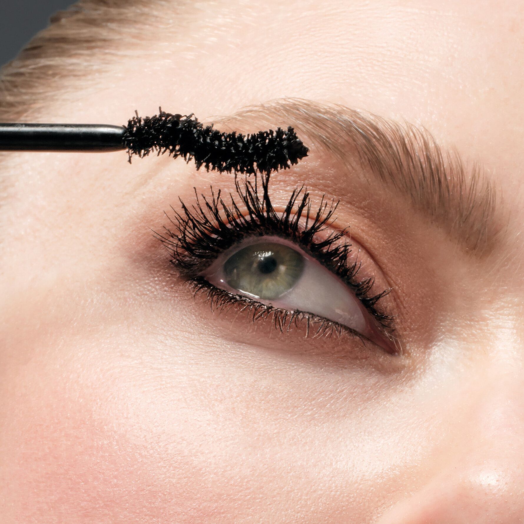 SA Mascara 01 – Volumen-Mascara Mit Optimierter Formel & Neuem Pinsel – In Braun