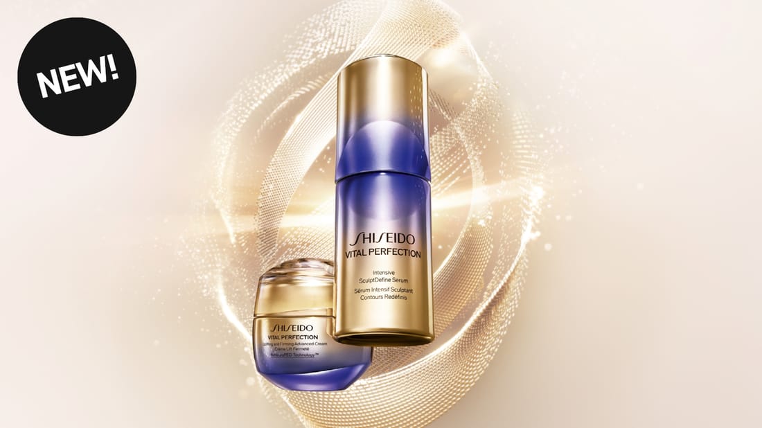 Hudvårdsprodukter från Shiseido Vital Perfection mot en gyllene bakgrund. Text: ”NEW!”