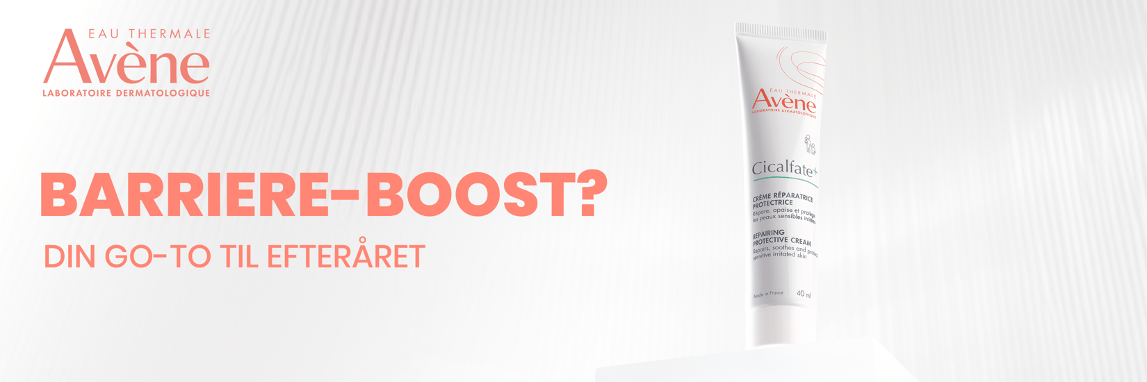 Her ses Avène Cicalfate+ Repairing Protective Cream i en hvid tube. På billedet står teksten “Barriere boost?” og “Din go-to til efteråret” samt “Eau Thermale Avène – Laboratoire Dermatologique”.