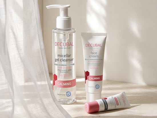 Decubal Calming Micellar Gel Cleanser, Face Cream og Lip Balm i lyst miljø med sollys. Tekst: “Keep it calm”.