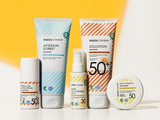 Her ses Matas Striber sol- og aftersunprodukter i hvid emballage med gule, blå og orange detaljer på en gul baggrund.