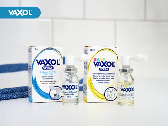 Vaxol ørespray og Baby Vaxol ørespray med tilhørende æsker på lys baggrund.
