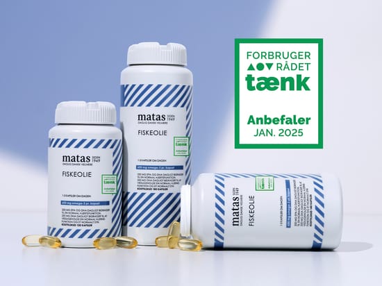 Tre beholdere med Matas Striber Fiskeolie og enkelte kapsler på lys baggrund. Ved siden af vises mærket “Forbrugerrådet Tænk Anbefaler, jan. 2025”.