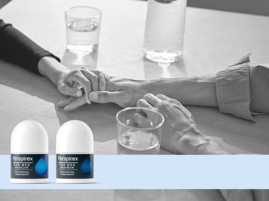 Her ses et billede af to personer, der holder hinanden i hånden ved et bord med glas vand. Nederst ses to antiperspiranter fra Perspirex Men med teksterne “Regular” og “Maximum”. Billedet er holdt i sort-hvide nuancer med en lyseblå bjælke nederst.