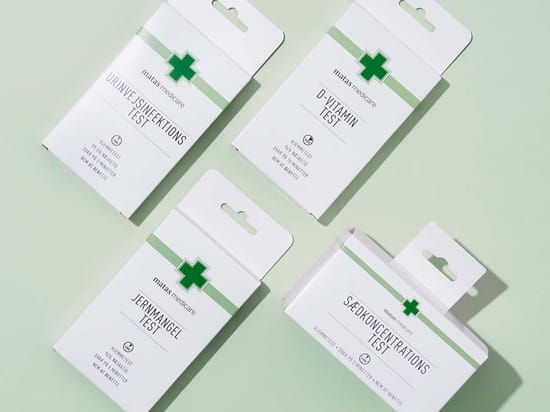 Fire Matas Medicare hjemmetests på en lys grøn baggrund: test for urinvejsinfektion, D-vitamin, jernmangel og sædkoncentration. Alle pakker er hvide med grønne detaljer og Matas Medicare-logo.