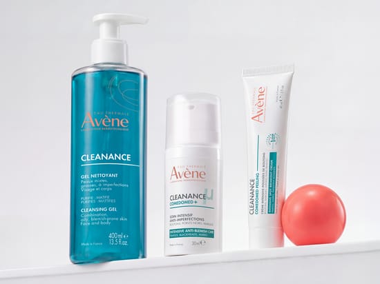 Avène Cleanance hudplejeprodukter mod uren hud med rensegel, Comedomed+ og peelingcreme på lys baggrund.