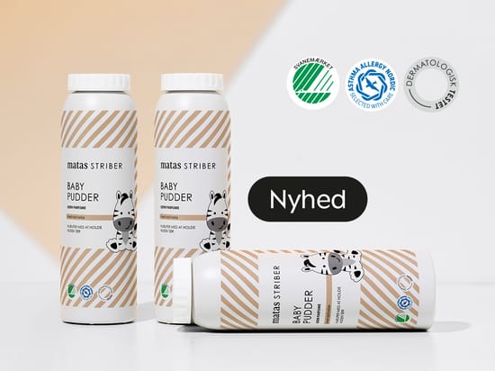Tre beholdere med Matas Striber Baby Pudder på lys baggrund med teksten “Nyhed” samt mærkerne Svanemærket, Asthma Allergy Nordic og Dermatologisk Testet.