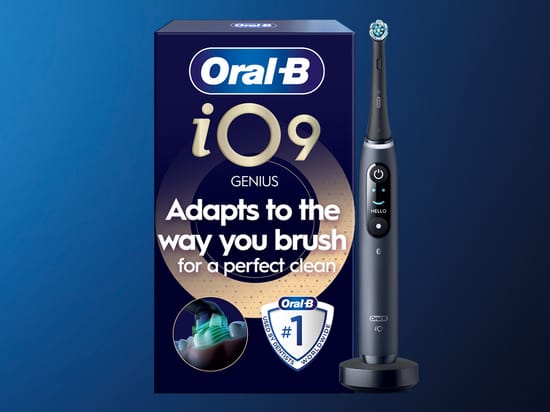 Her ses et kampagnebillede for Oral-B iO9 med en elektrisk tandbørste, emballage og Oral-B iO Ultimate Clean børstehoveder. På billedet står “Få et sundt smil med Oral-B iO”, “Det mærke flest tandlæger bruger over hele verden” og “Oral-B – Anbefalet af tandlæger”.