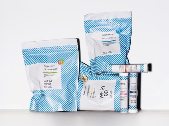 Udvalgte Matas Striber sportstilskud på hvid baggrund, blandt andet proteinpulver, kreatinpulver, Whey 100 og elektrolytter.