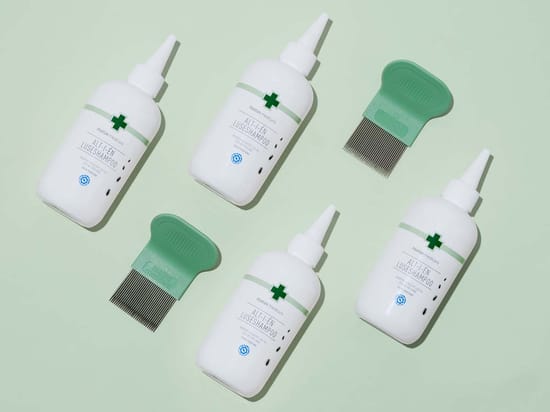 Fire flasker Matas Medicare Alt-i-en Luseshampoo og to grønne lusekamme arrangeret på en lysegrøn baggrund.
